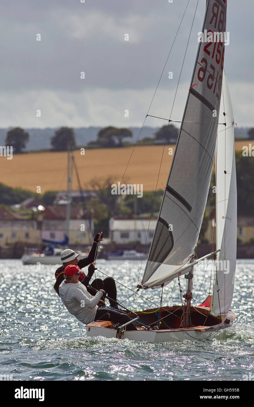Wettbewerbsfähige Jolle racing in der Mündung des Flusses Exe, Süd Küste von Devon, Südwestengland, Großbritannien. Stockfoto