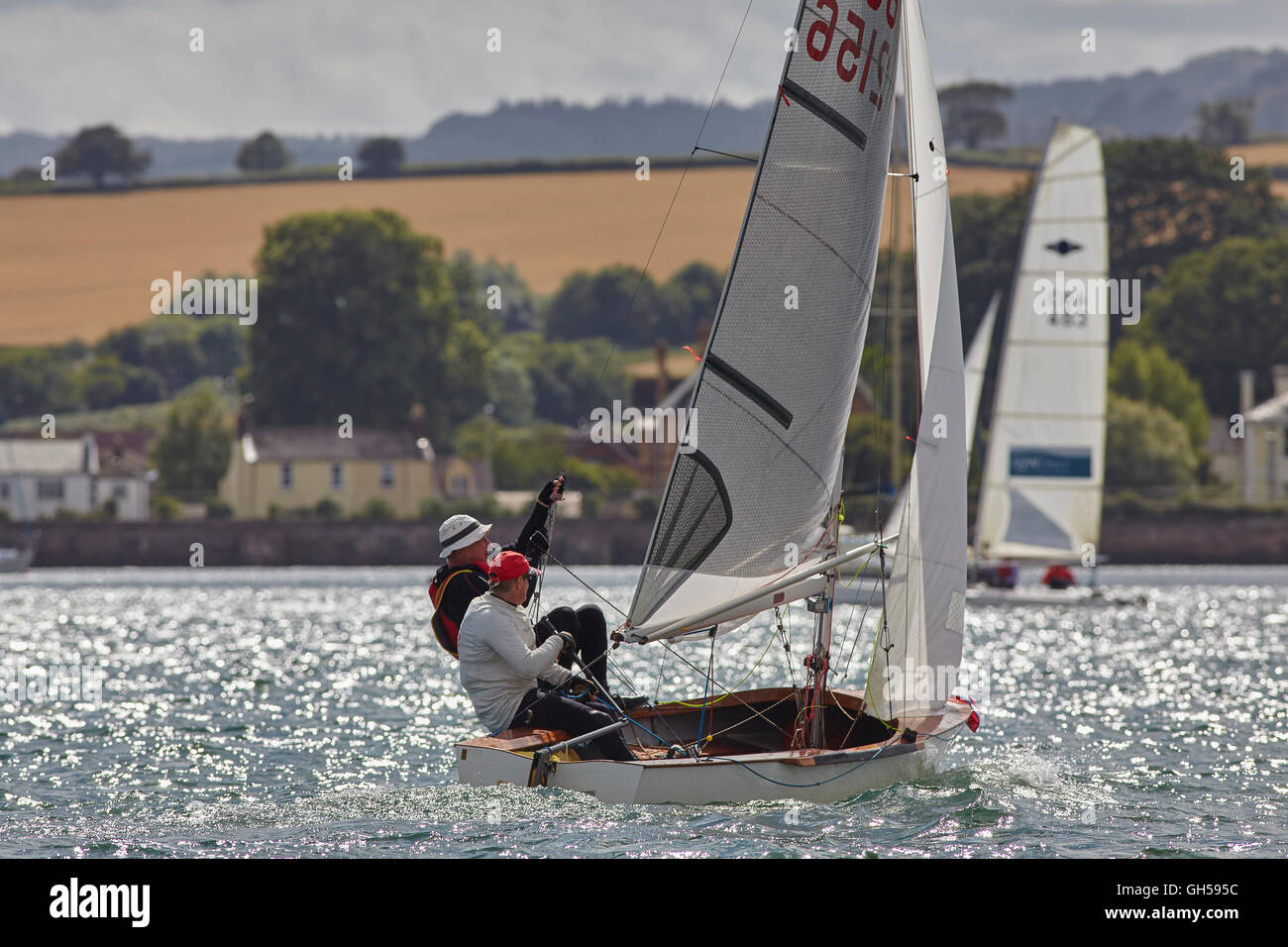 Wettbewerbsfähige Jolle racing in der Mündung des Flusses Exe, Süd Küste von Devon, Südwestengland, Großbritannien. Stockfoto
