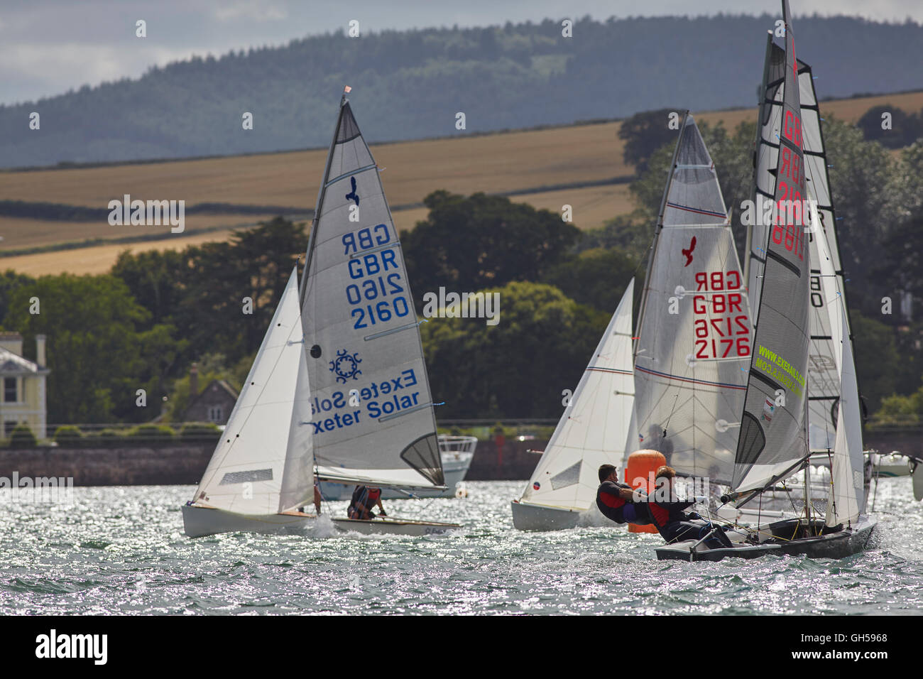 Wettbewerbsfähige Jolle racing in der Mündung des Flusses Exe, Süd Küste von Devon, Südwestengland, Großbritannien. Stockfoto