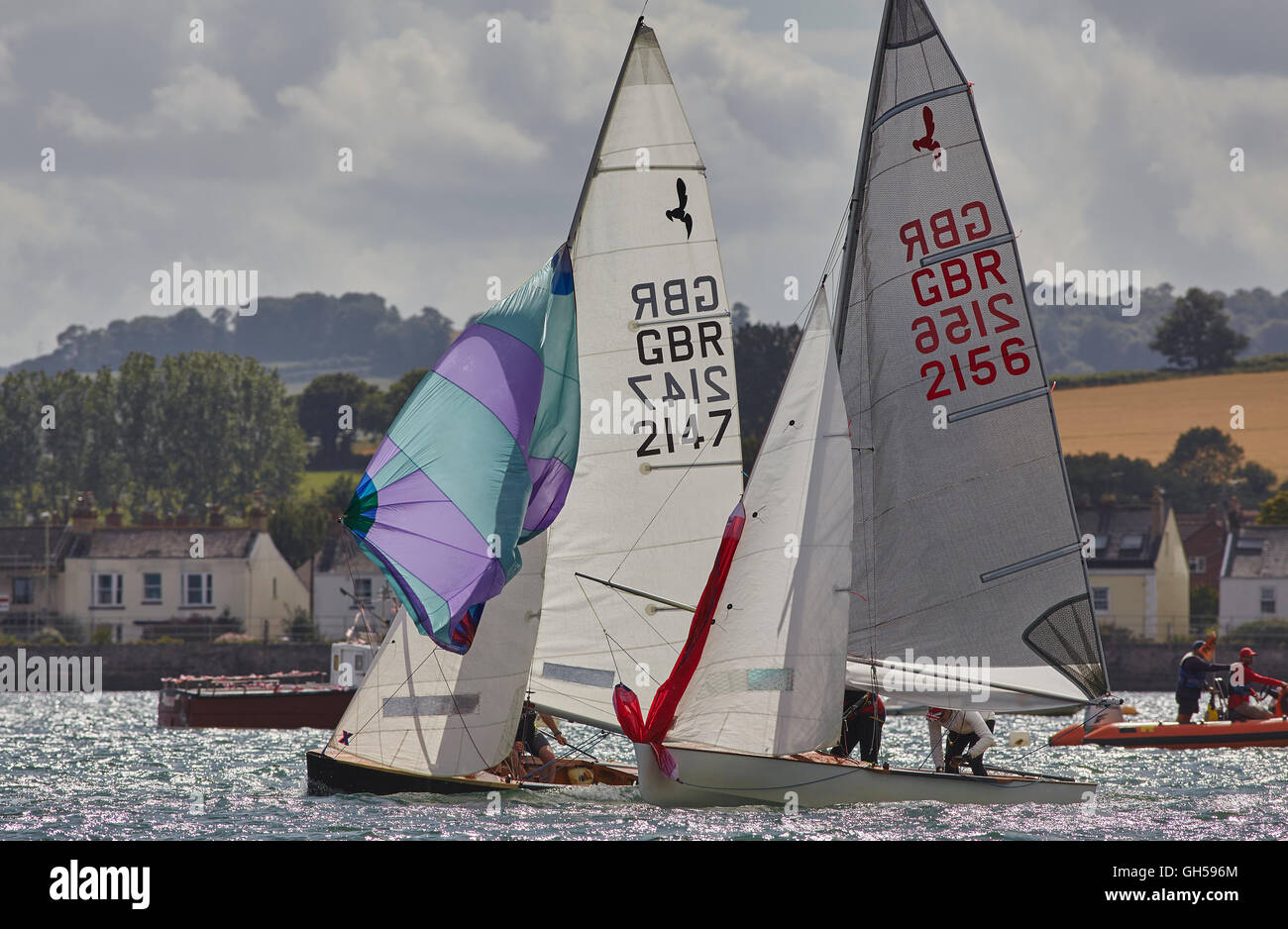 Wettbewerbsfähige Jolle racing in der Mündung des Flusses Exe, Süd Küste von Devon, Südwestengland, Großbritannien. Stockfoto