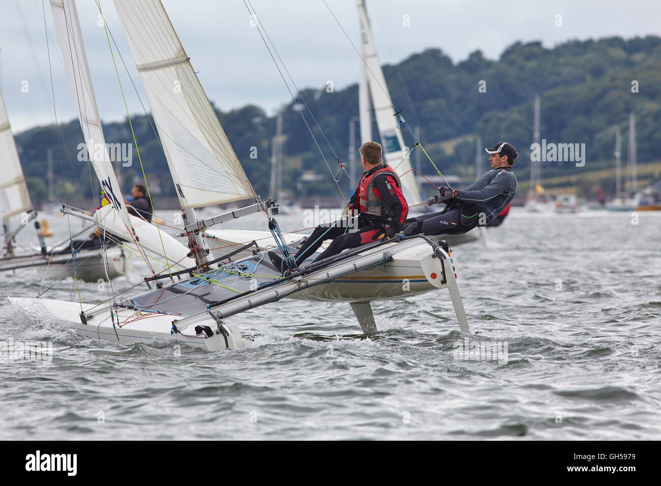 Wettbewerbsfähige Jolle racing in der Mündung des Flusses Exe, Süd Küste von Devon, Südwestengland, Großbritannien. Stockfoto