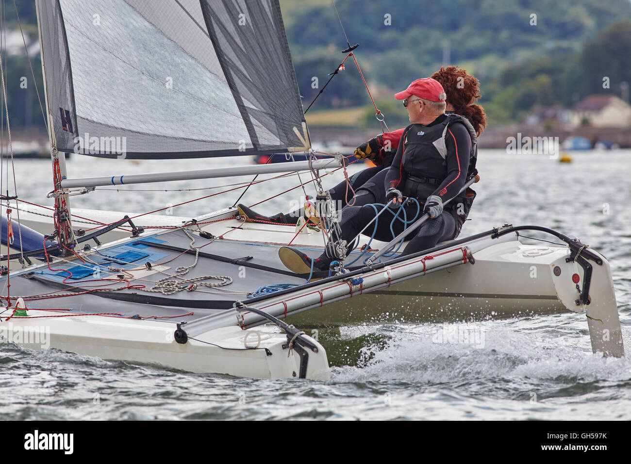 Wettbewerbsfähige Jolle racing in der Mündung des Flusses Exe, Süd Küste von Devon, Südwestengland, Großbritannien. Stockfoto