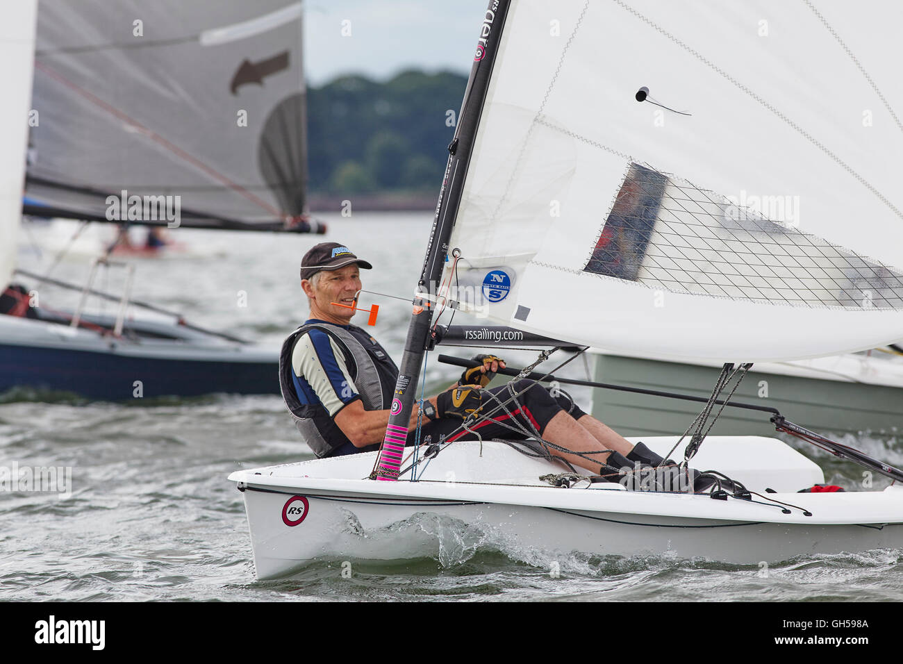 Wettbewerbsfähige Jolle racing in der Mündung des Flusses Exe, Süd Küste von Devon, Südwestengland, Großbritannien. Stockfoto