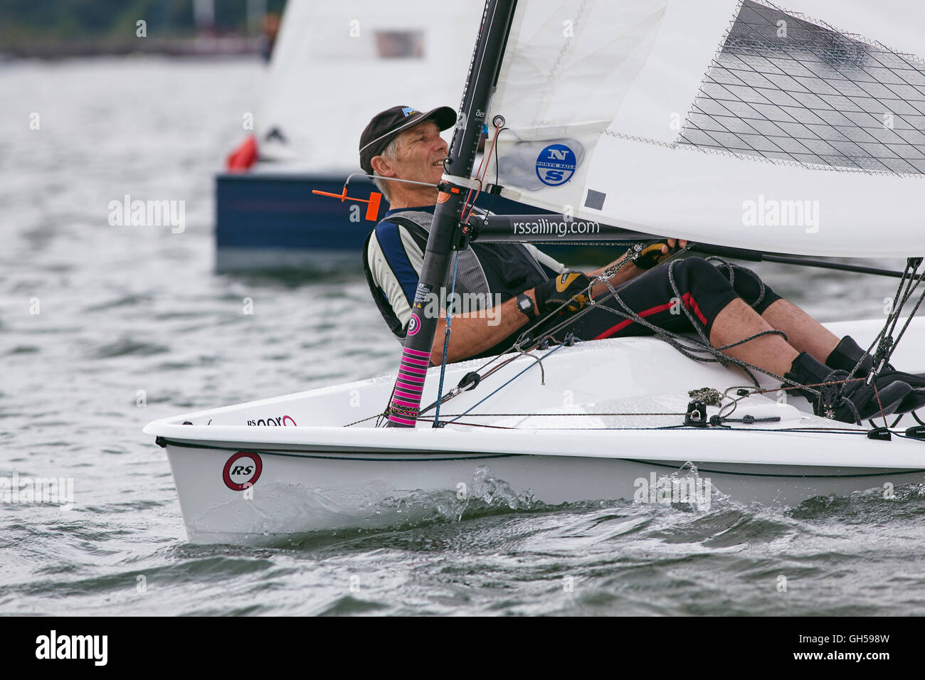 Wettbewerbsfähige Jolle racing in der Mündung des Flusses Exe, Süd Küste von Devon, Südwestengland, Großbritannien. Stockfoto