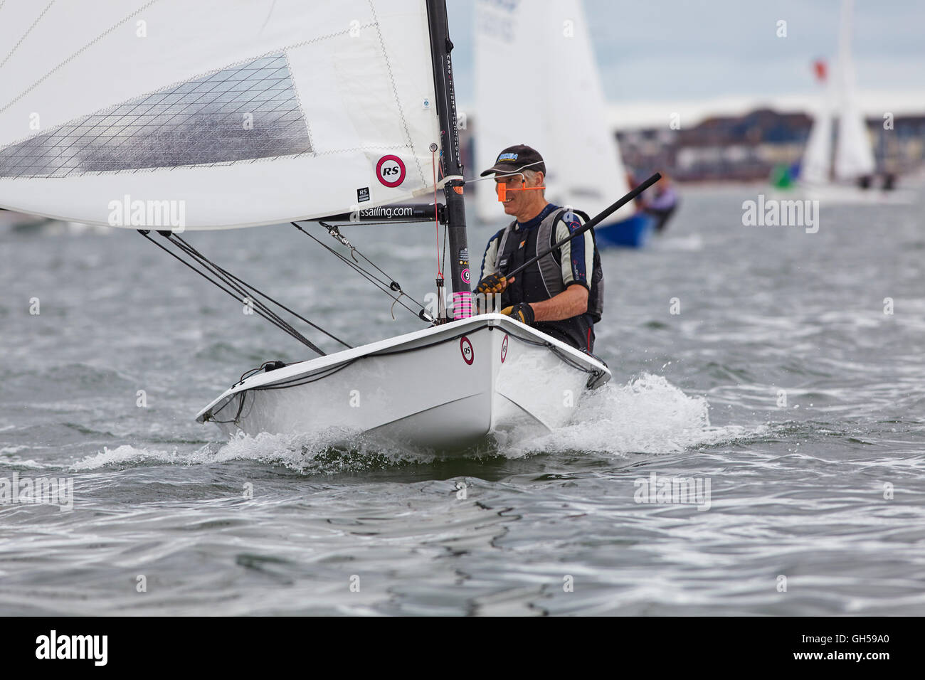 Wettbewerbsfähige Jolle racing in der Mündung des Flusses Exe, Süd Küste von Devon, Südwestengland, Großbritannien. Stockfoto