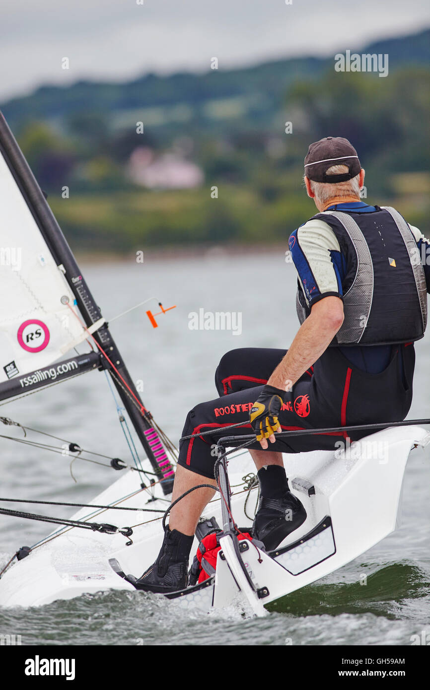 Wettbewerbsfähige Jolle racing in der Mündung des Flusses Exe, Süd Küste von Devon, Südwestengland, Großbritannien. Stockfoto