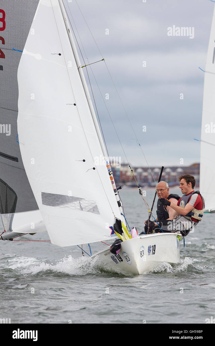 Wettbewerbsfähige Jolle racing in der Mündung des Flusses Exe, Süd Küste von Devon, Südwestengland, Großbritannien. Stockfoto