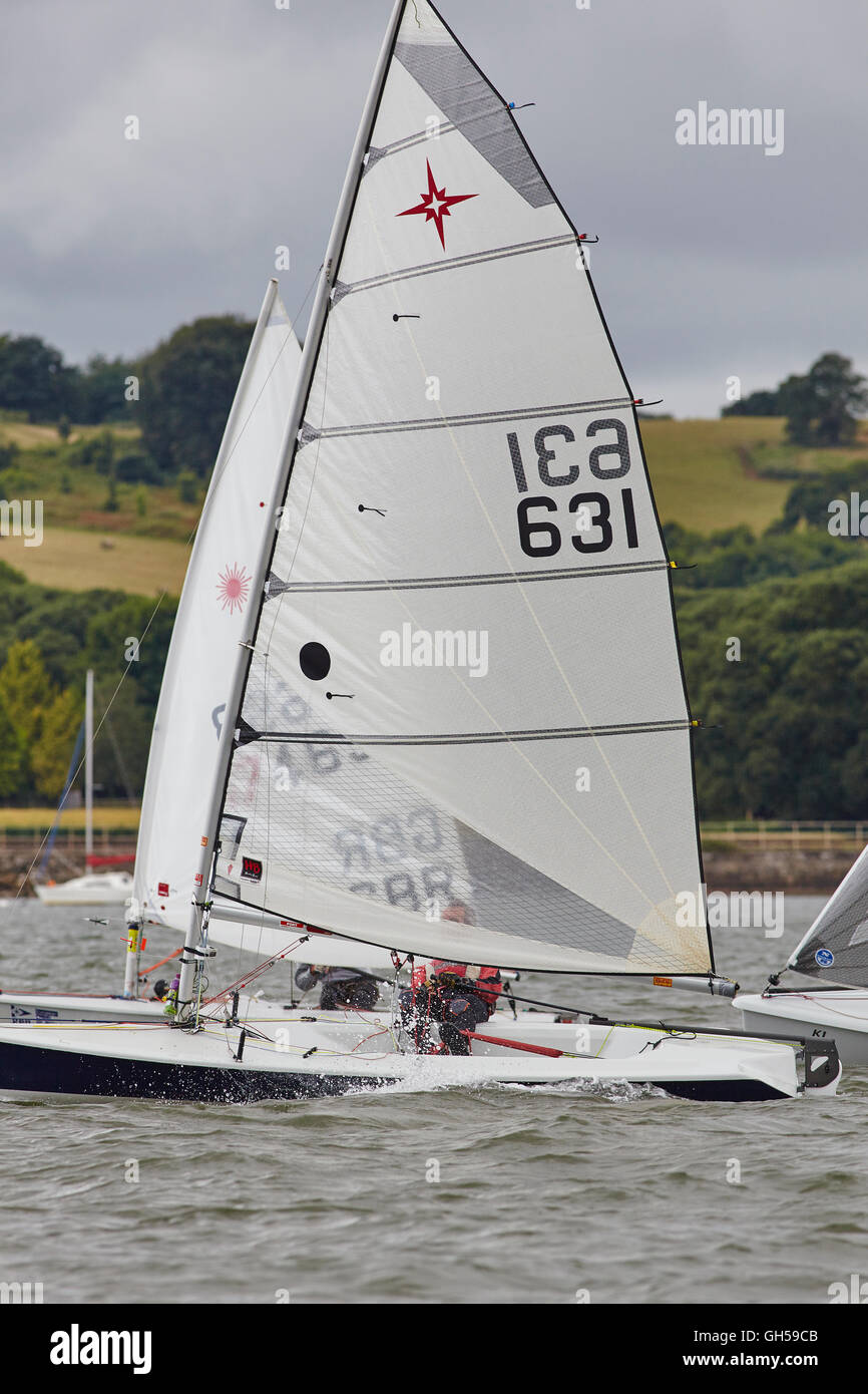 Wettbewerbsfähige Jolle racing in der Mündung des Flusses Exe, Süd Küste von Devon, Südwestengland, Großbritannien. Stockfoto