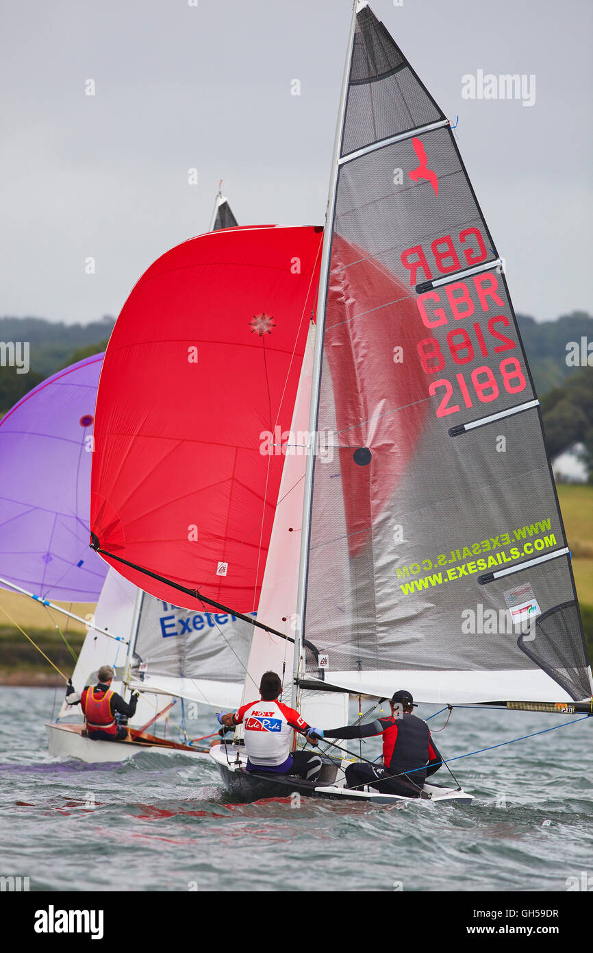 Wettbewerbsfähige Jolle racing in der Mündung des Flusses Exe, Süd Küste von Devon, Südwestengland, Großbritannien. Stockfoto