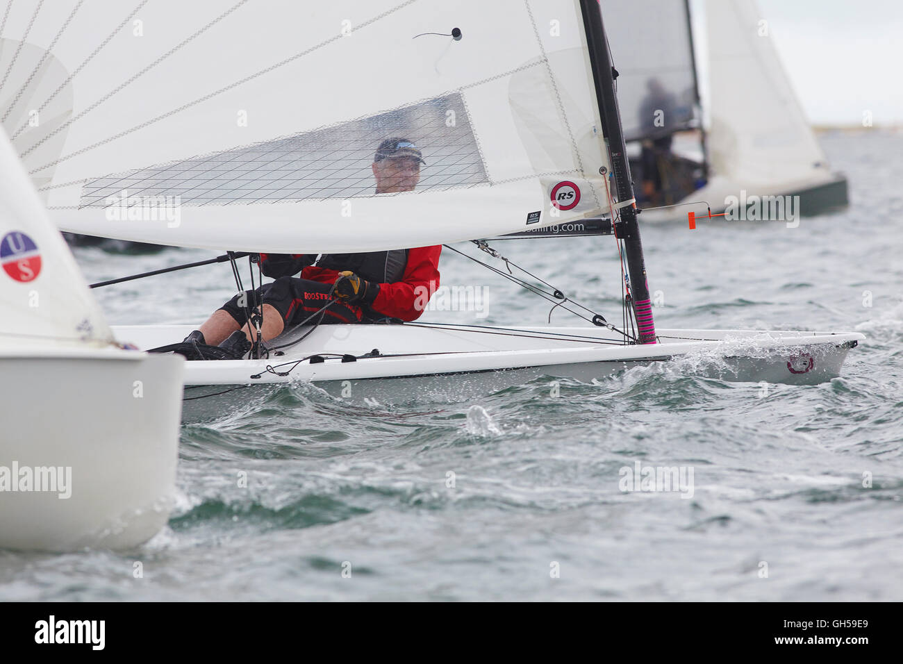 Wettbewerbsfähige Jolle racing in der Mündung des Flusses Exe, Süd Küste von Devon, Südwestengland, Großbritannien. Stockfoto