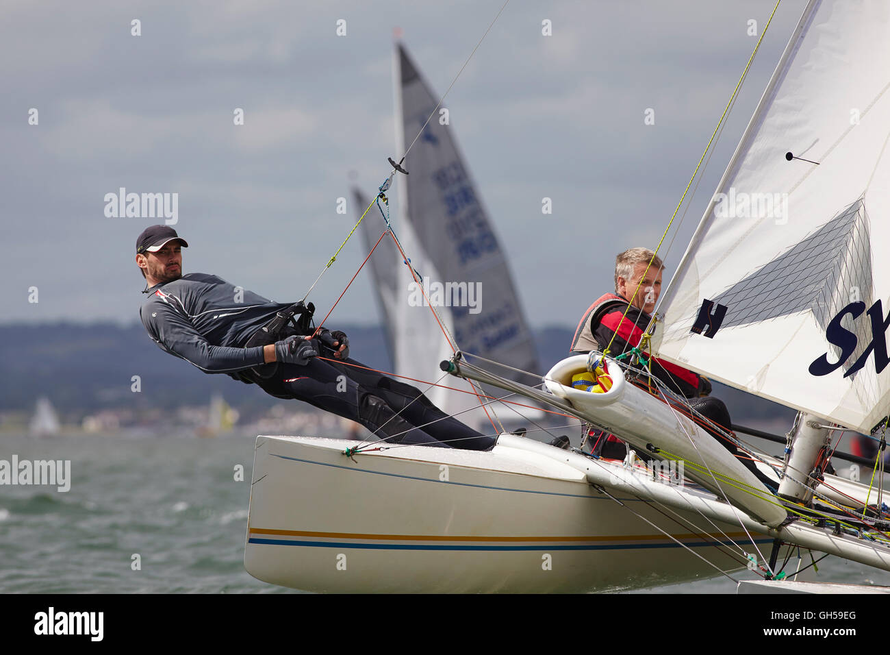 Wettbewerbsfähige Jolle racing in der Mündung des Flusses Exe, Süd Küste von Devon, Südwestengland, Großbritannien. Stockfoto