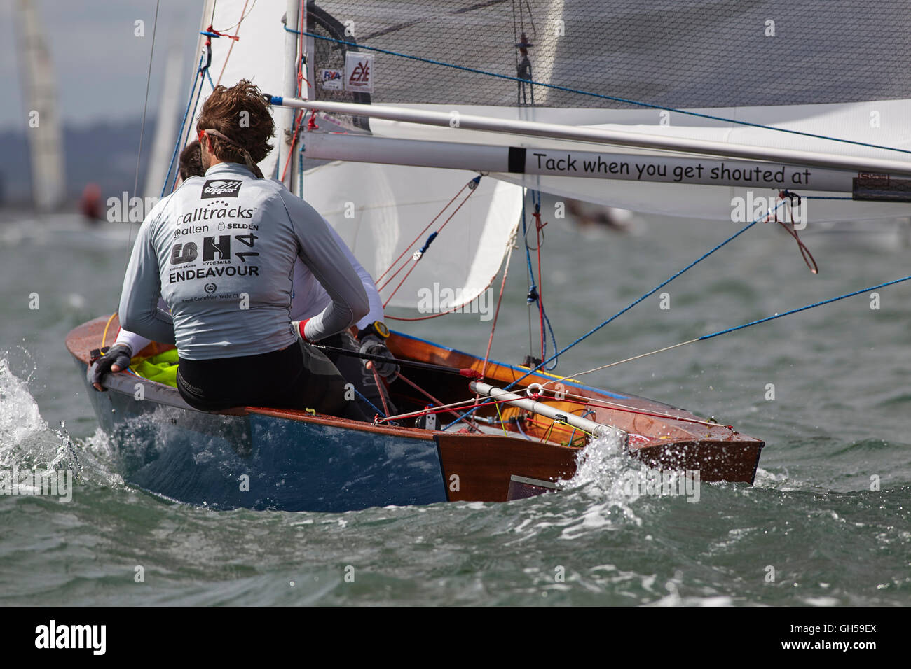 Wettbewerbsfähige Jolle racing in der Mündung des Flusses Exe, Süd Küste von Devon, Südwestengland, Großbritannien. Stockfoto