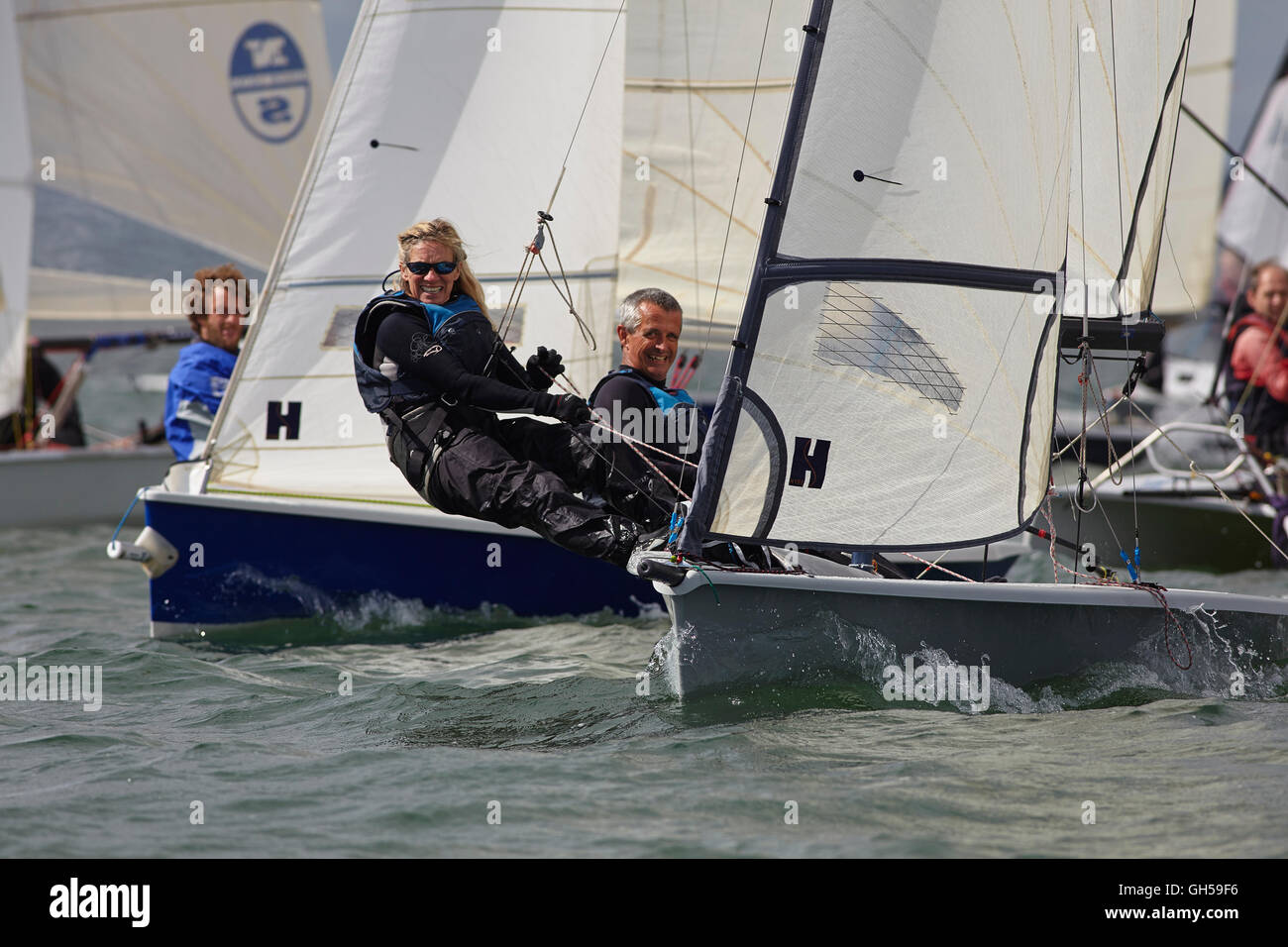 Wettbewerbsfähige Jolle racing in der Mündung des Flusses Exe, Süd Küste von Devon, Südwestengland, Großbritannien. Stockfoto