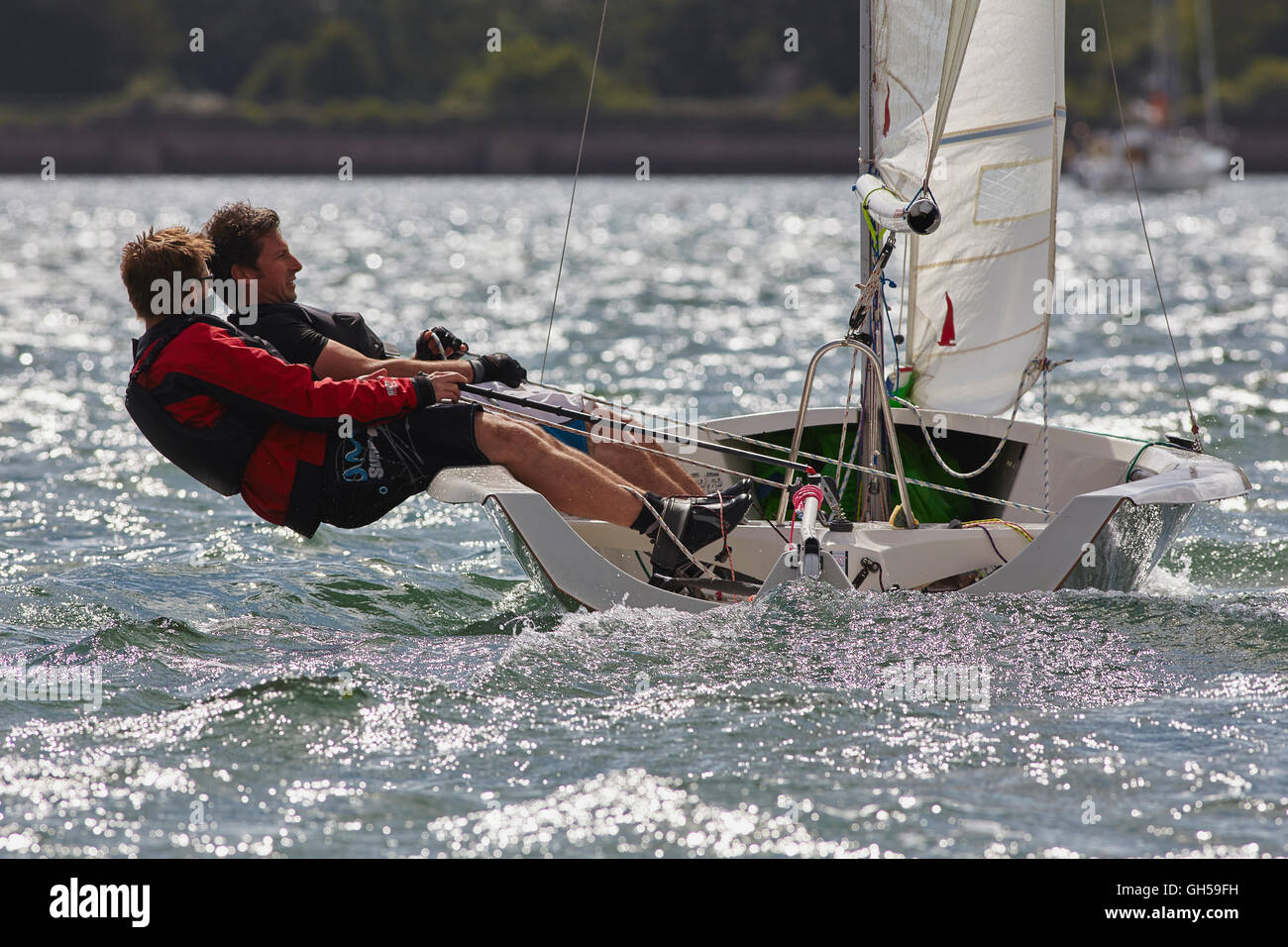 Wettbewerbsfähige Jolle racing in der Mündung des Flusses Exe, Süd Küste von Devon, Südwestengland, Großbritannien. Stockfoto