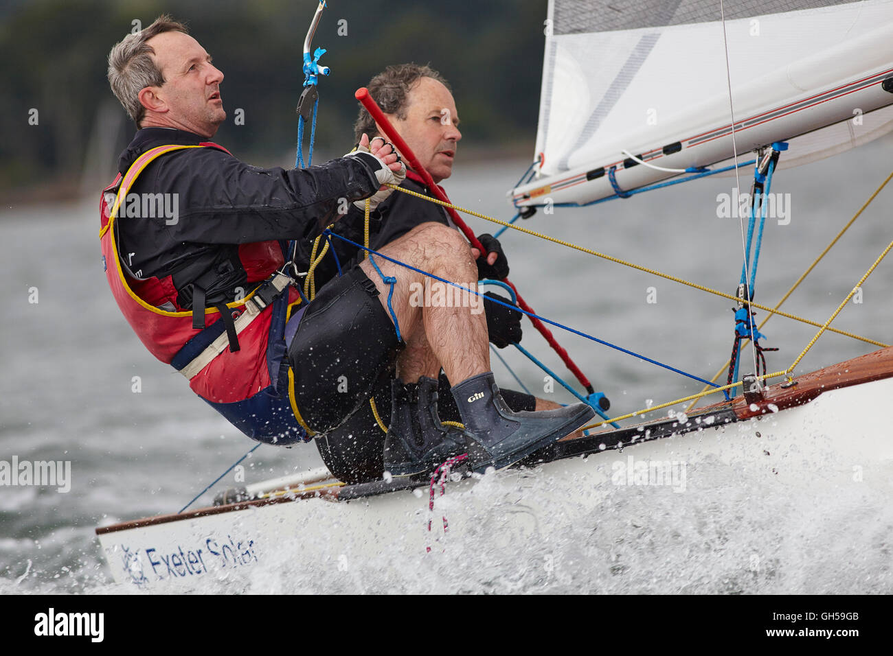 Wettbewerbsfähige Jolle racing in der Mündung des Flusses Exe, Süd Küste von Devon, Südwestengland, Großbritannien. Stockfoto