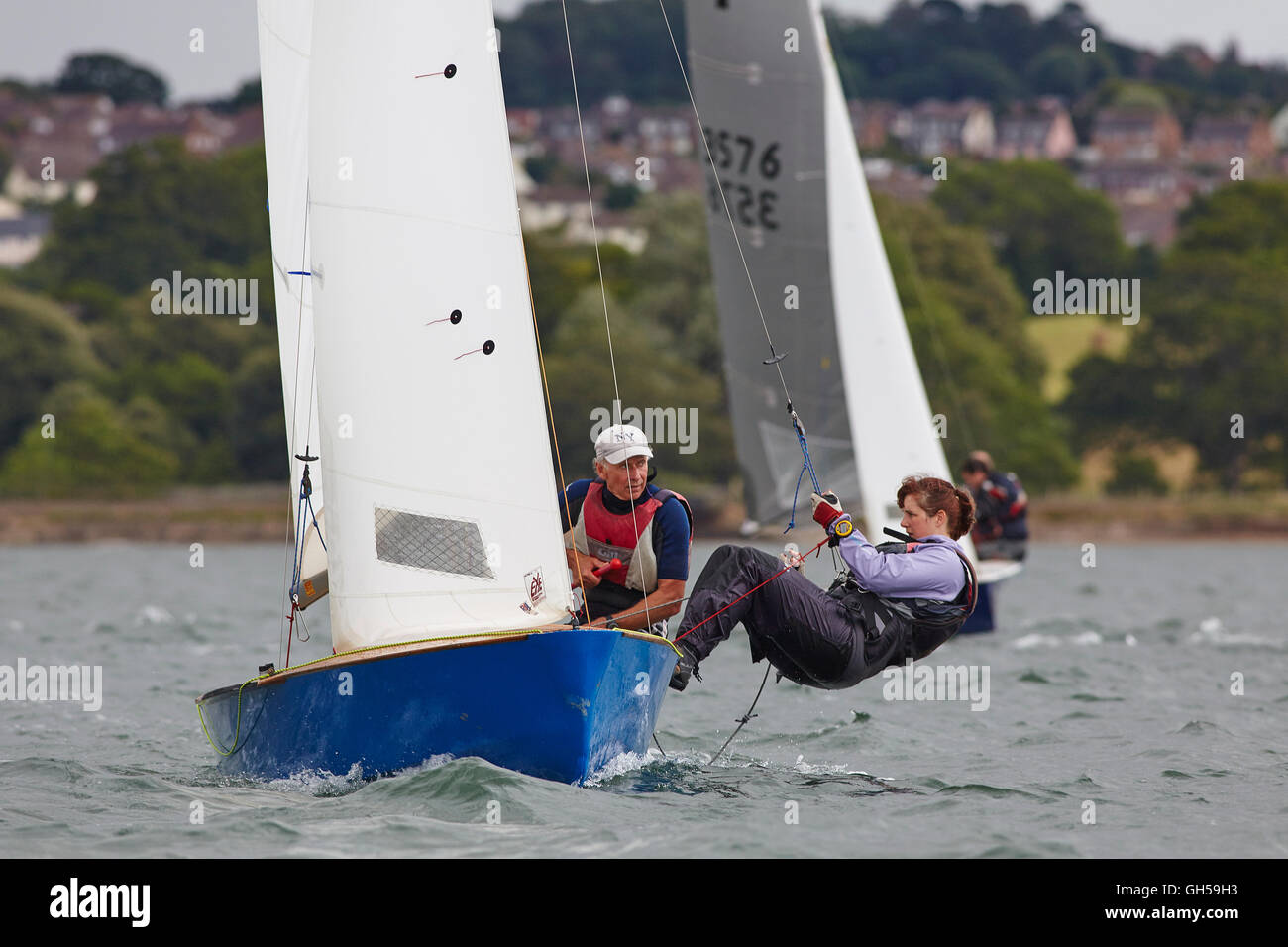 Wettbewerbsfähige Jolle racing in der Mündung des Flusses Exe, Süd Küste von Devon, Südwestengland, Großbritannien. Stockfoto
