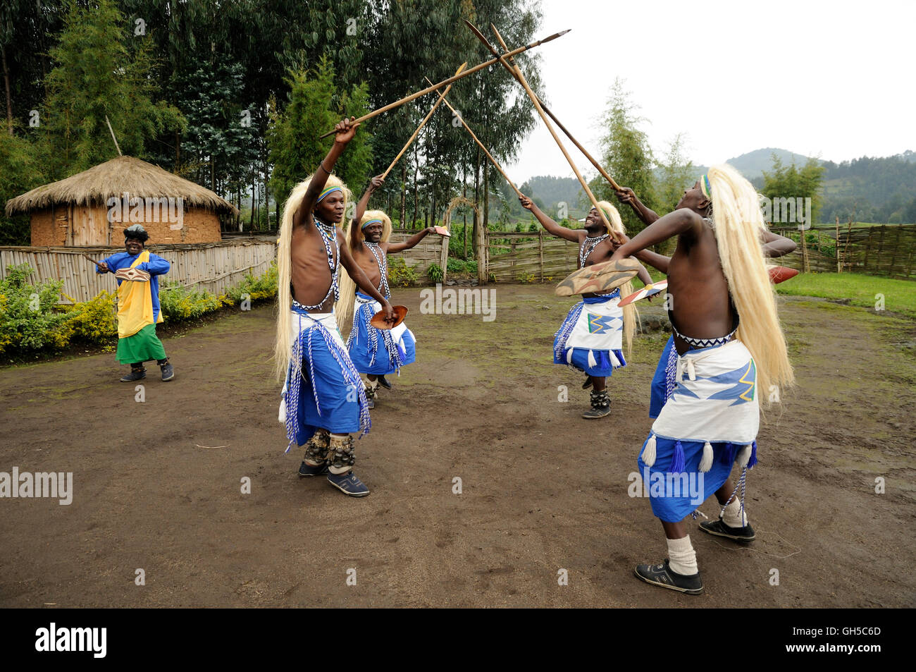 Geographie/Reisen, Ruanda, traditionelle Tänzer an einer Folklore-veranstaltung in einem Dorf in der ehemaligen Kämpfer in der Stadt Kinigi am Rande des Parc National des Volcans, Additional-Rights - Clearance-Info - Not-Available Stockfoto