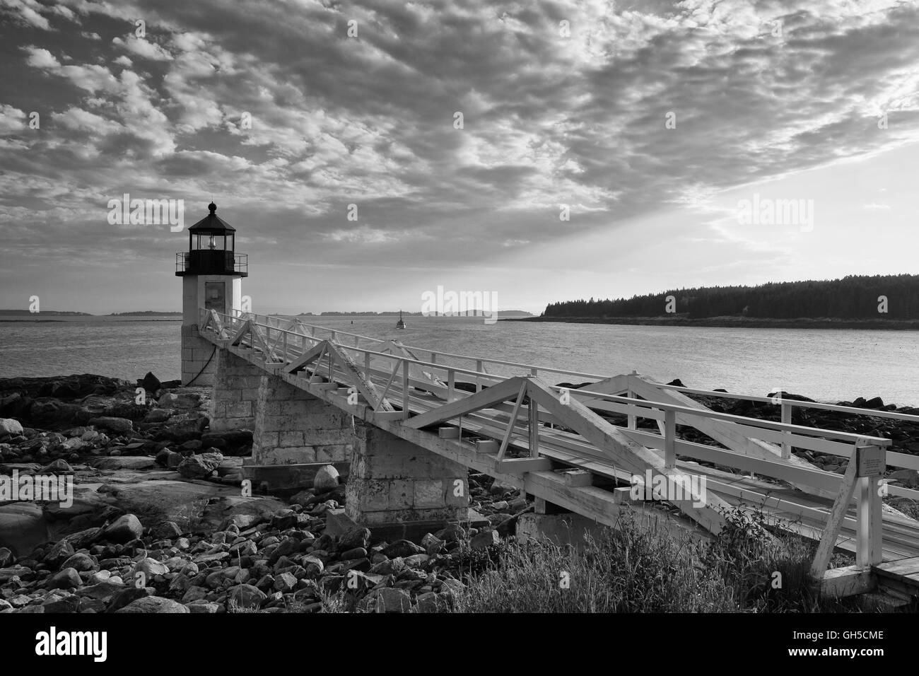 Marshall Point Light von der felsigen Küste von Port Clyde, Maine gesehen. Stockfoto