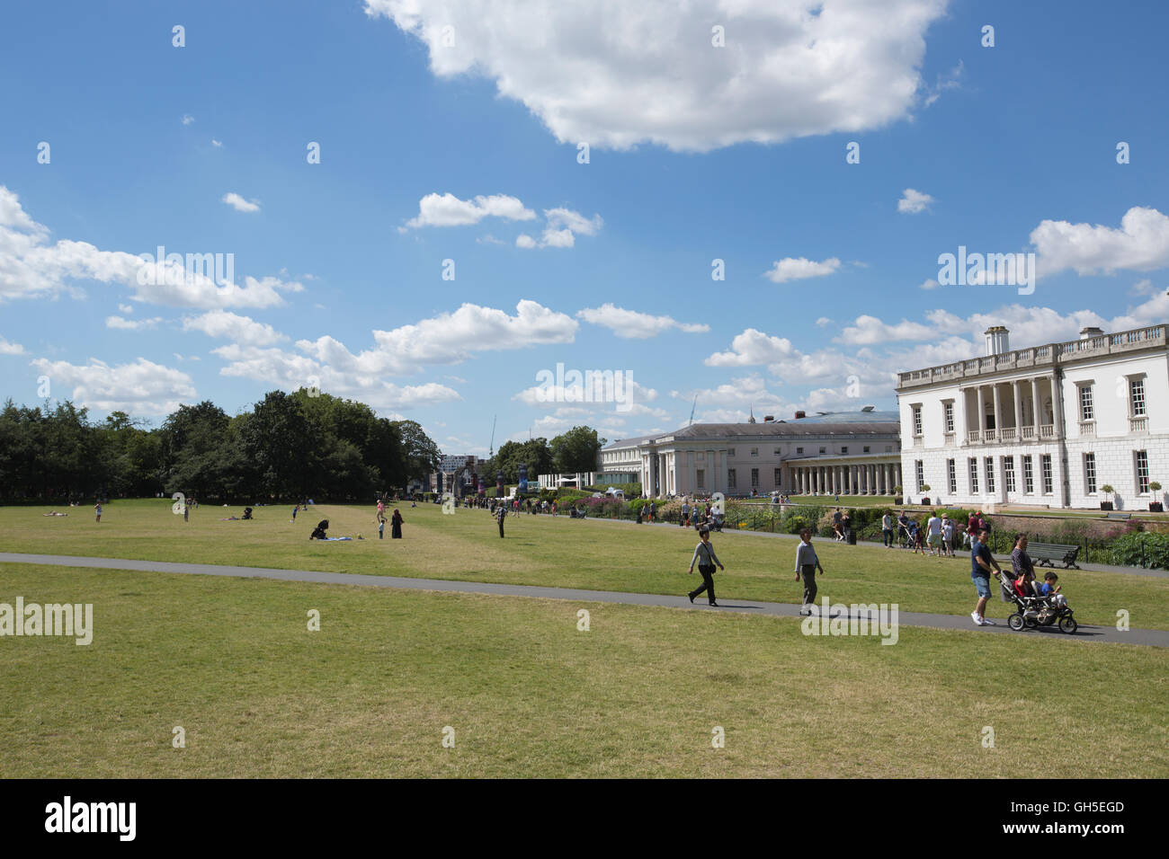 Menschen genießen den Sommer warmes Wetter im Greenwich Park, Süd-Ost-London, England, UK Stockfoto