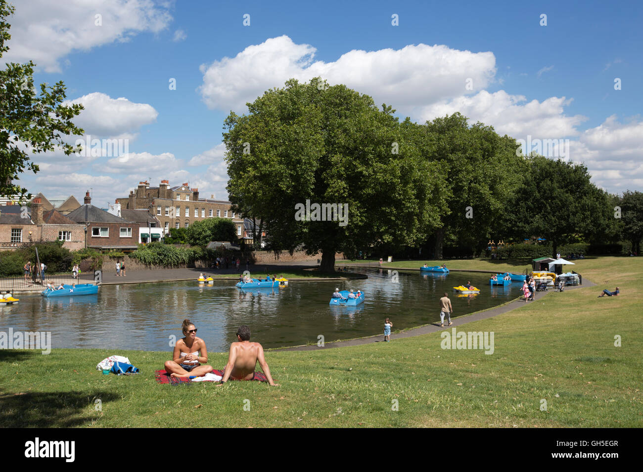 Menschen genießen den Sommer warmes Wetter im Greenwich Park, Süd-Ost-London, England, UK Stockfoto
