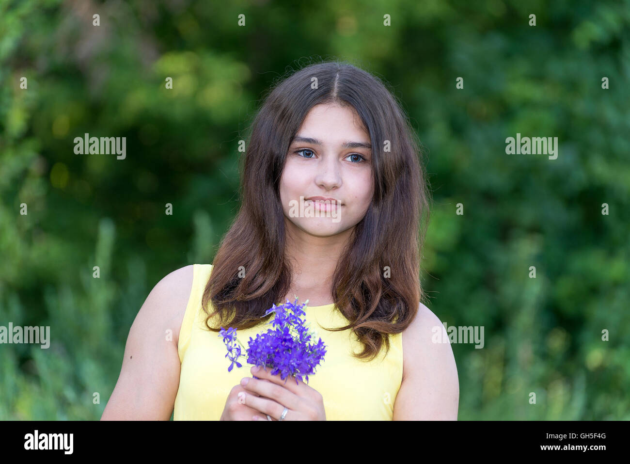 Mädchen 14 Jahre alt mit Bouquet von Wiesenblumen Stockfoto