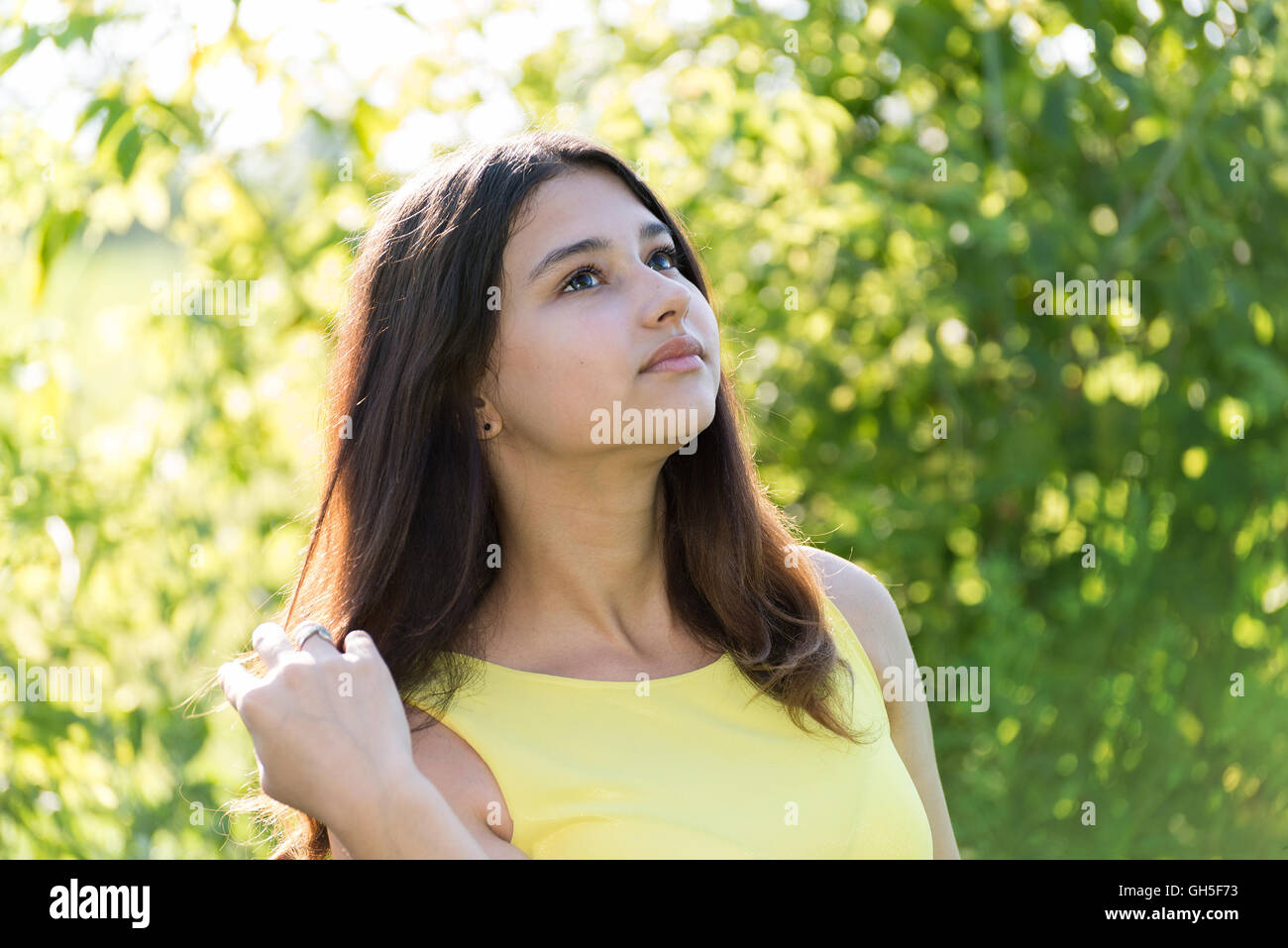 14 Jahre altes Mädchen nachschlagen im Freien an sonnigen Tag Stockfoto