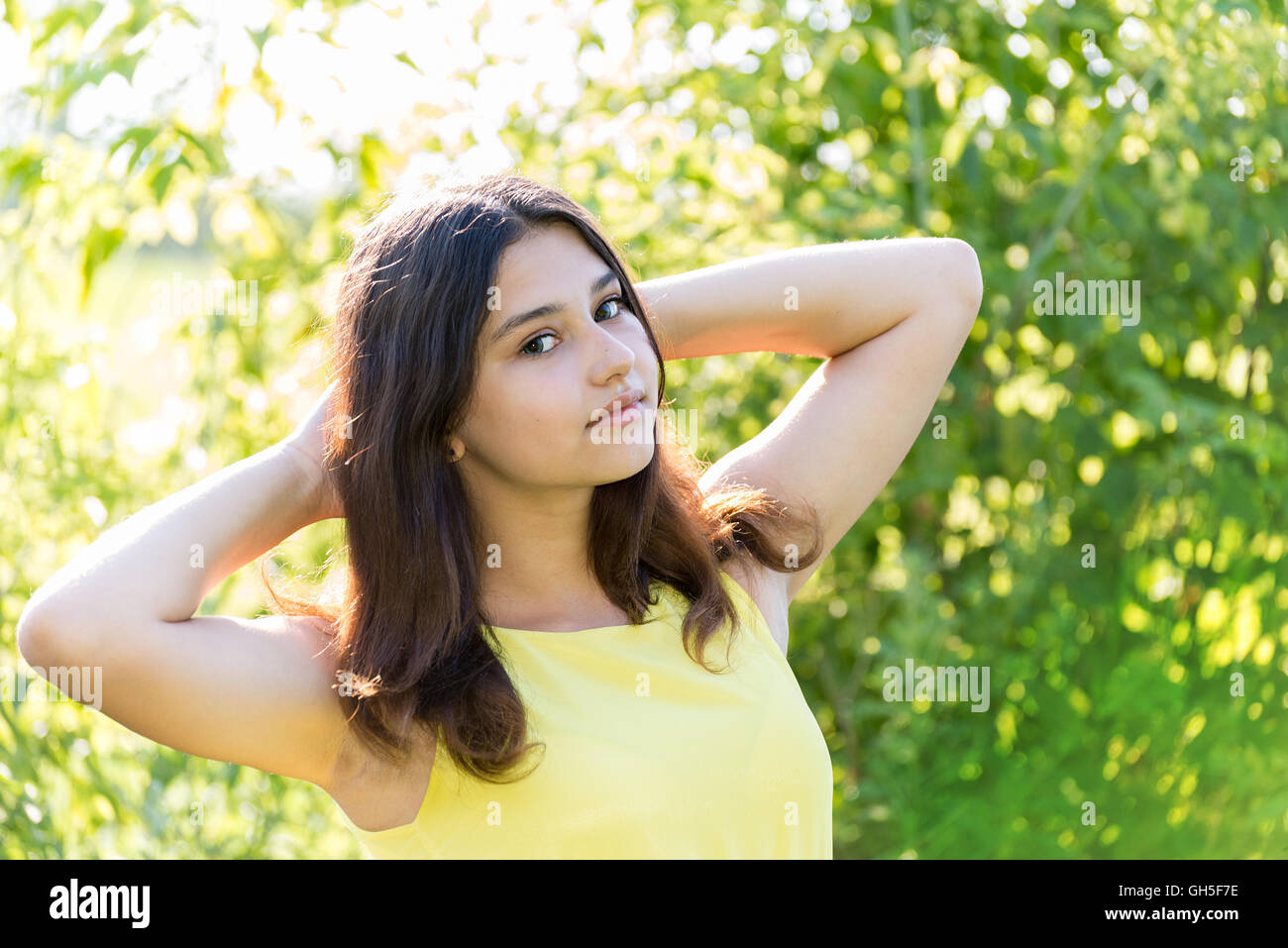 Porträt eines 14-jährigen Mädchens im Freien an einem sonnigen Tag Stockfoto