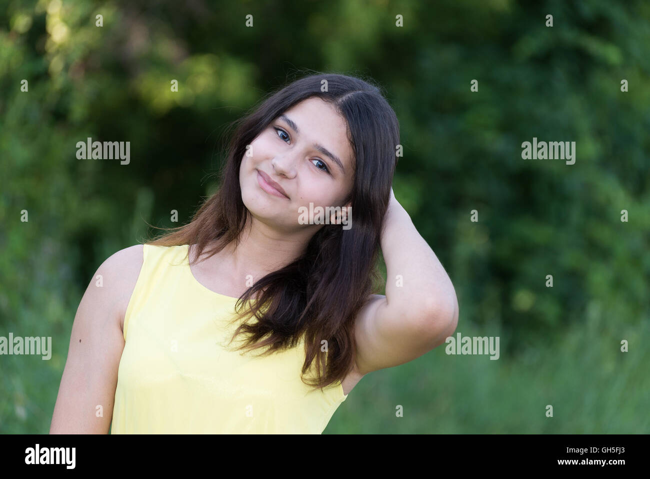 Porträt von niedlichen Teen Girl im Freien im Sommer Stockfoto