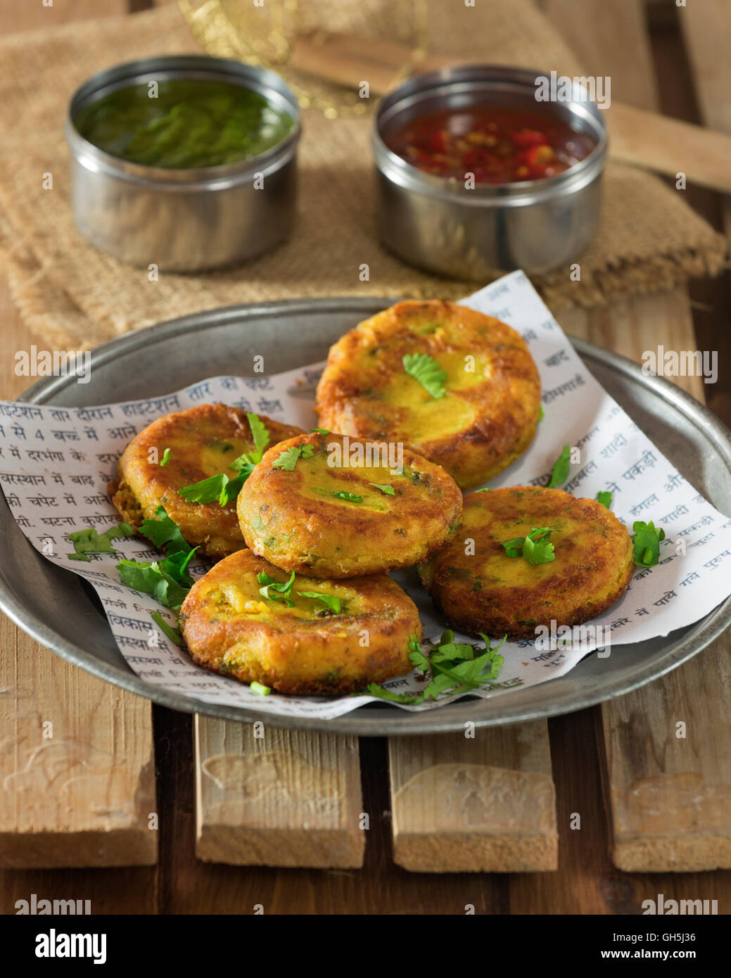 Aloo Tikki. Würzige Kartoffel-Schnitzel. Indien-Essen Stockfoto