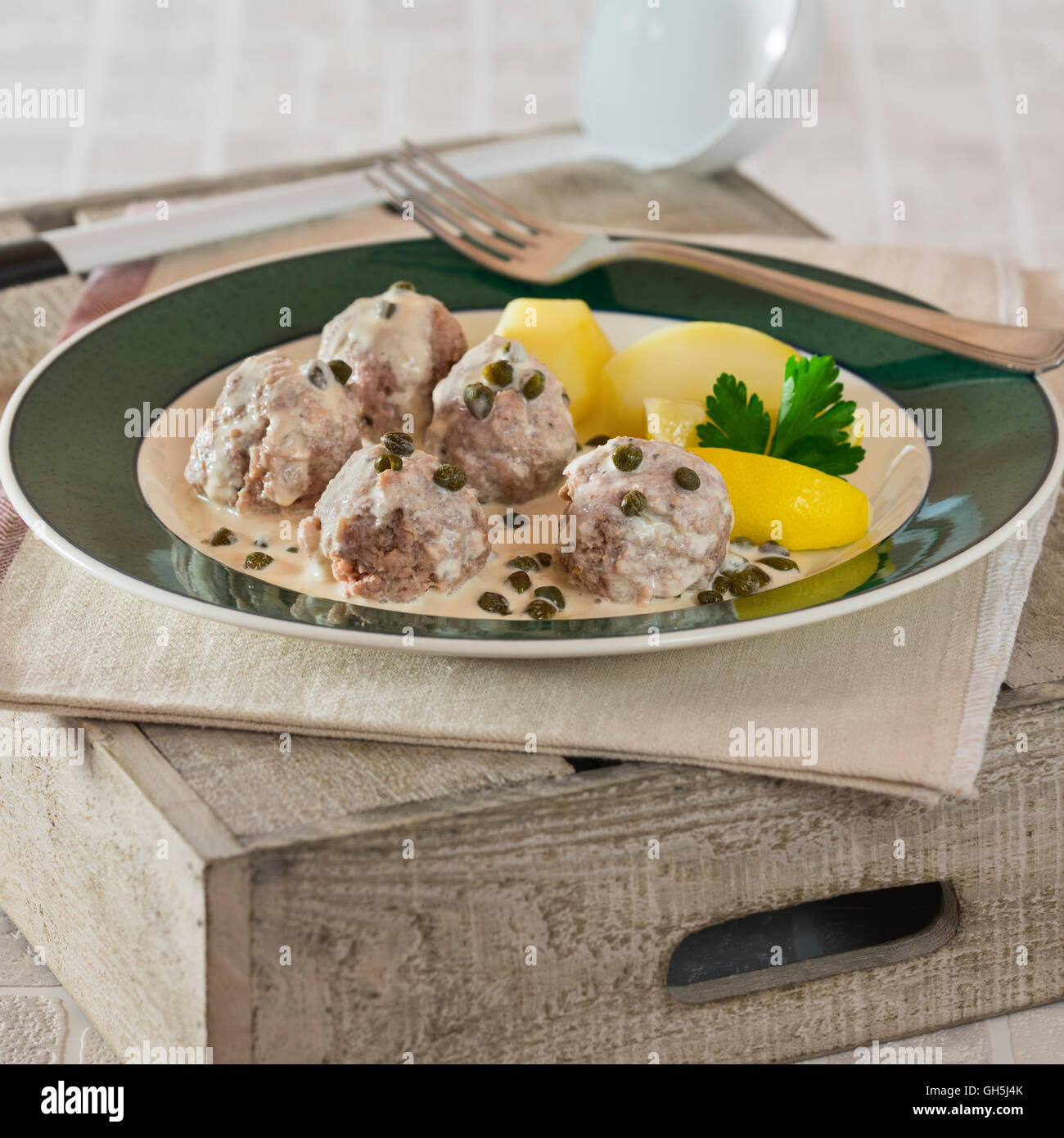 Königsberger Klopse. Fleischbällchen in Kapern-Sauce. Deutschland-Essen Stockfoto