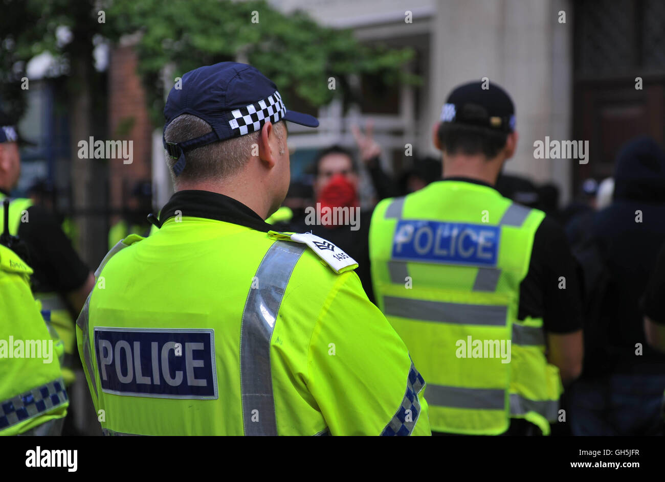 Mitglieder des Arbeitskreises Nottingham Antifaschismus werden von der Polizei abgesperrt, wie Demonstranten von der rechtsextremen Gruppe EDL (English Defence League) in der Stadt von Nottingham sammeln. Nottinghamshire Polizei abgesperrten Straßen der Stadt-Zentrum als Gruppe fanden ihren Weg von Schloss Wharf in die Innenstadt. Stockfoto