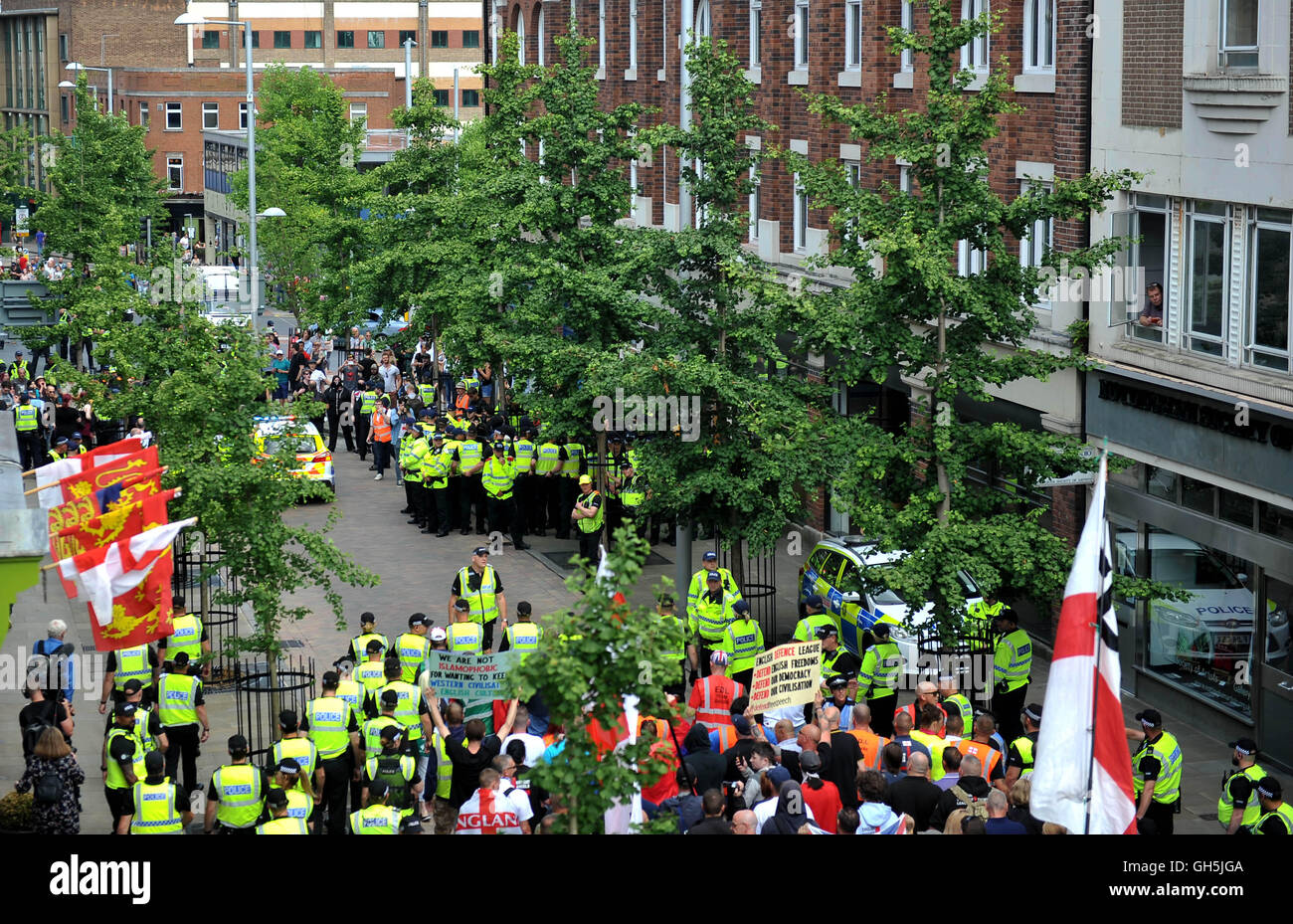 Demonstranten aus der rechten Gruppe EDL (English Defence League) versammeln sich in der Stadt Nottingham. Nottinghamshire Polizei abgesperrten Straßen der Stadt-Zentrum als Gruppe fanden ihren Weg von Schloss Wharf in die Innenstadt. Stockfoto