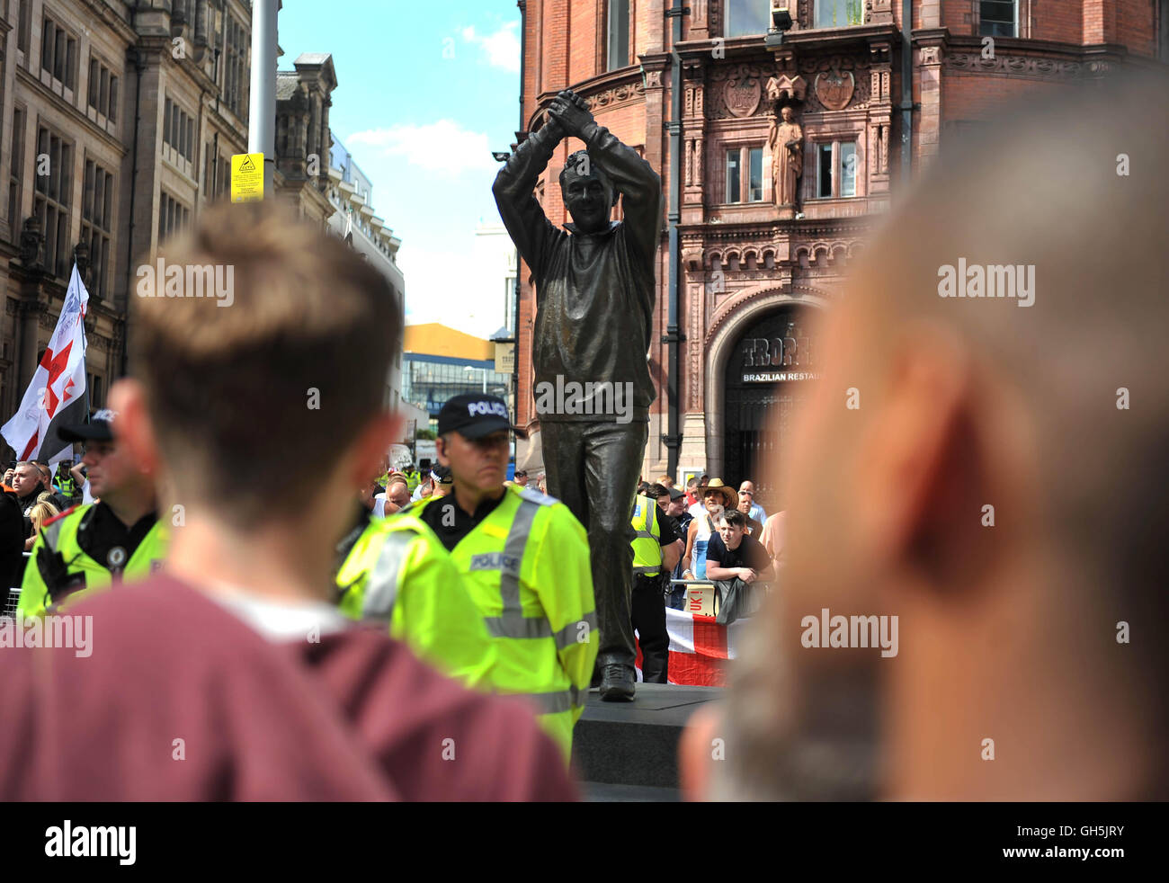 Mitglieder der Gruppe Unite Against Fascism Protest gegen die EDL (English Defence League) während eines Marsches in der Stadt Nottingham. Nottinghamshire Polizei abgesperrten Straßen der Stadt-Zentrum als Gruppe fanden ihren Weg von Schloss Wharf in die Innenstadt. Stockfoto