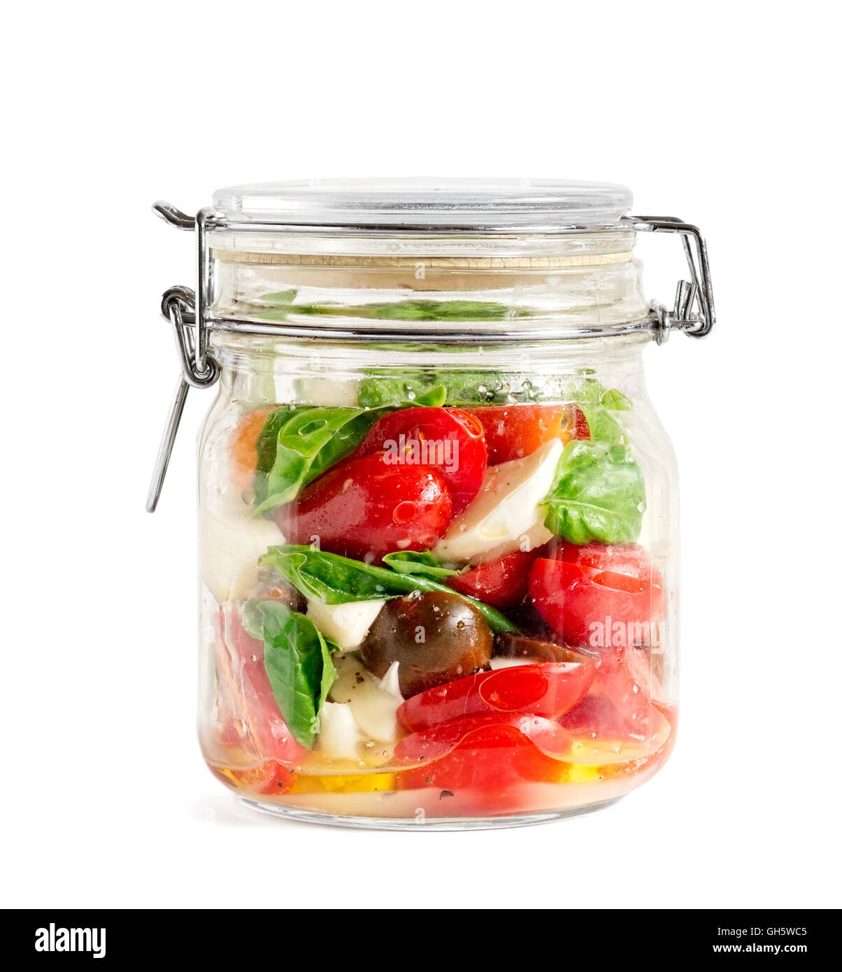 Gemischte Caprese-Salat in einem geschlossenem Deckel Mason Glas isoliert auf weiss Stockfoto