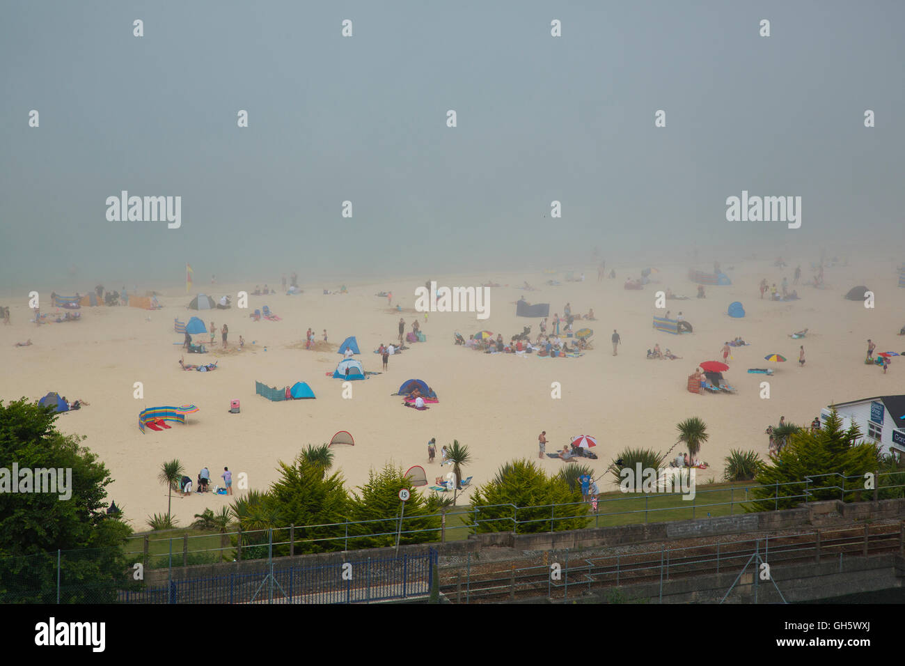 Meer-Nebel engulfing Porthminster Strand St. Ives in Cornwall Stockfoto