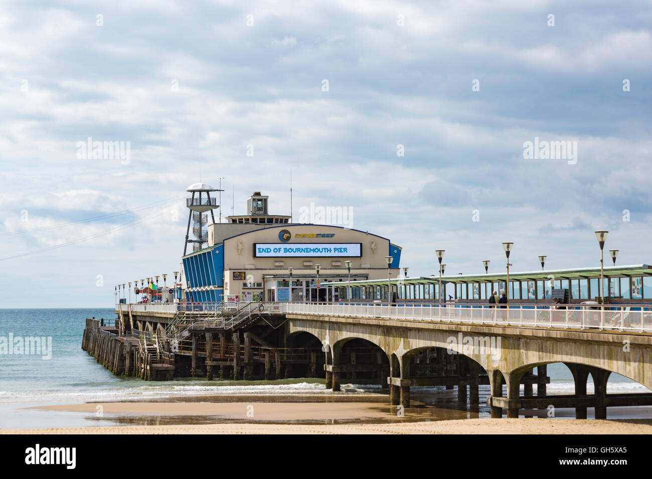 Bournemouth Strand und Pier zeigt "End of Bournemouth Pier" im Juni Stockfoto