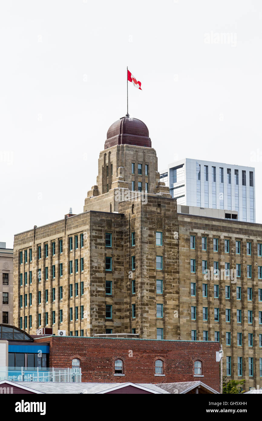 Brauner Stein Altbau in Halifax mit Fahne auf der Kuppel Stockfoto