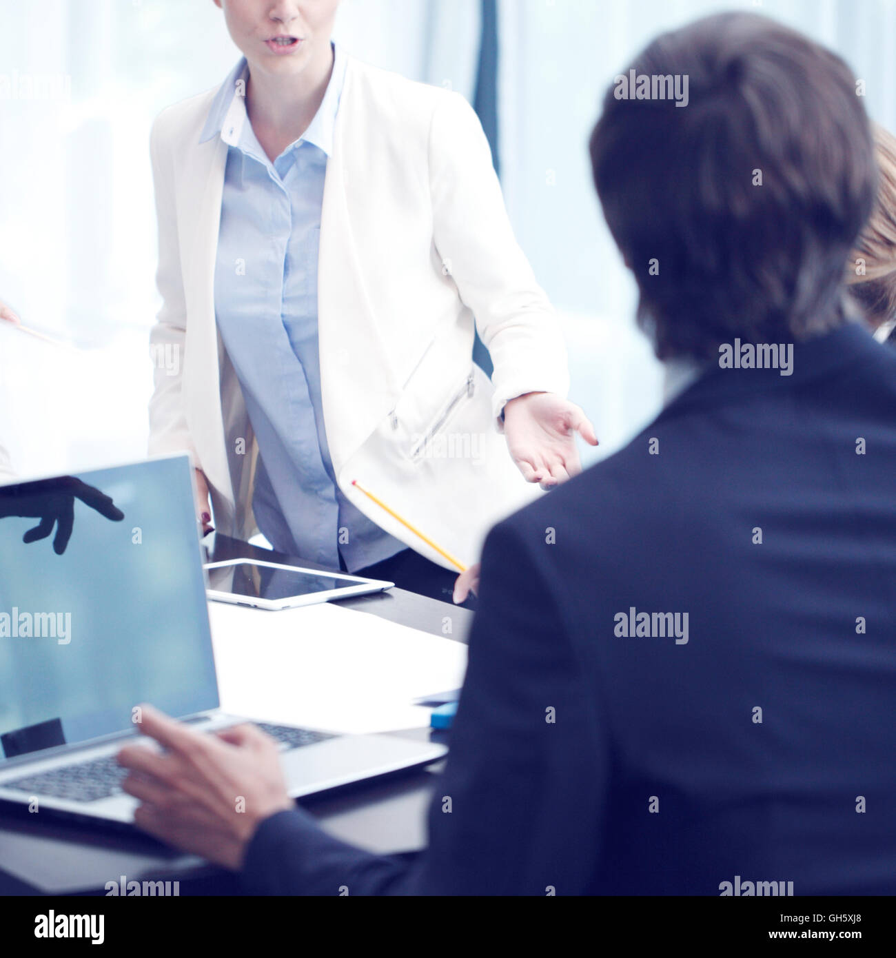 Geschäftsleute mit Laptop bei Treffen im Büro Stockfoto