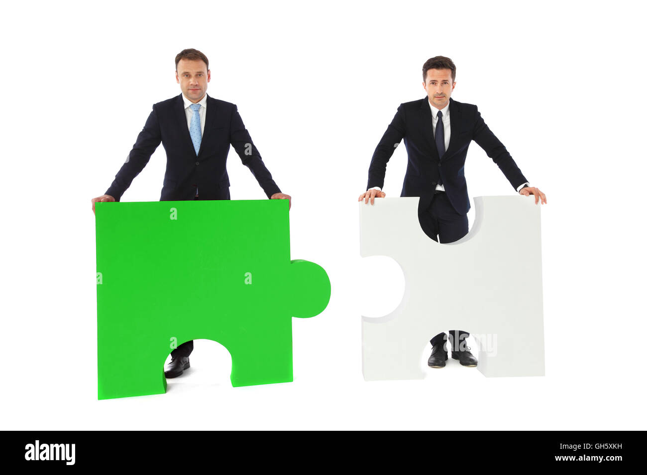 Geschäftsleute mit Puzzle-Teile isoliert auf weißem Hintergrund, Kompatibilität Geschäftskonzept Stockfoto