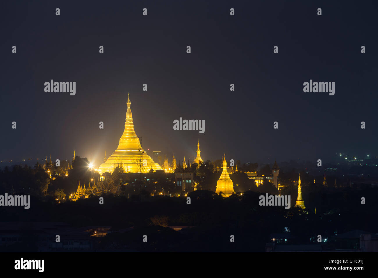 Ansicht der Shwedagon-Pagode in der Nacht, Yangon, Myanmar Stockfoto