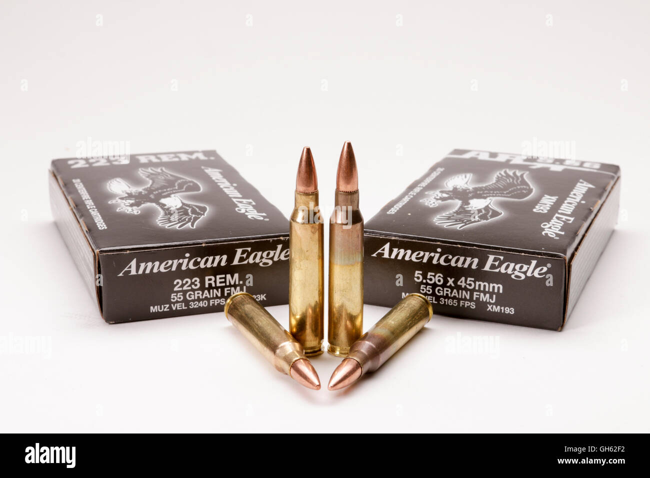 Vergleich zwischen American Eagle .223 und 5,56 Gewehrmunition. Stockfoto