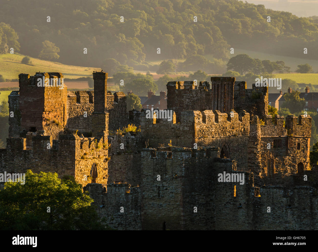 Licht des frühen Morgens unterstreicht die Steinwände des Ludlow Castle in Shropshire, England, UK. Stockfoto