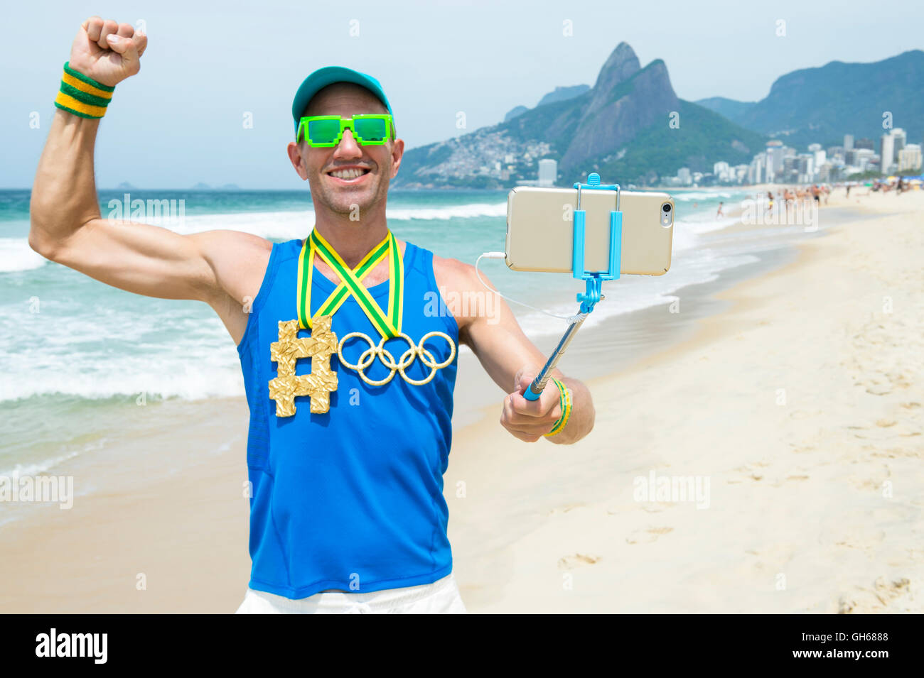 RIO DE JANEIRO - 10. März 2016: Sportler mit Hashtag und Olympischen Ringe gold Medaillen steht unter einem Selfie am Strand von Ipanema. Stockfoto