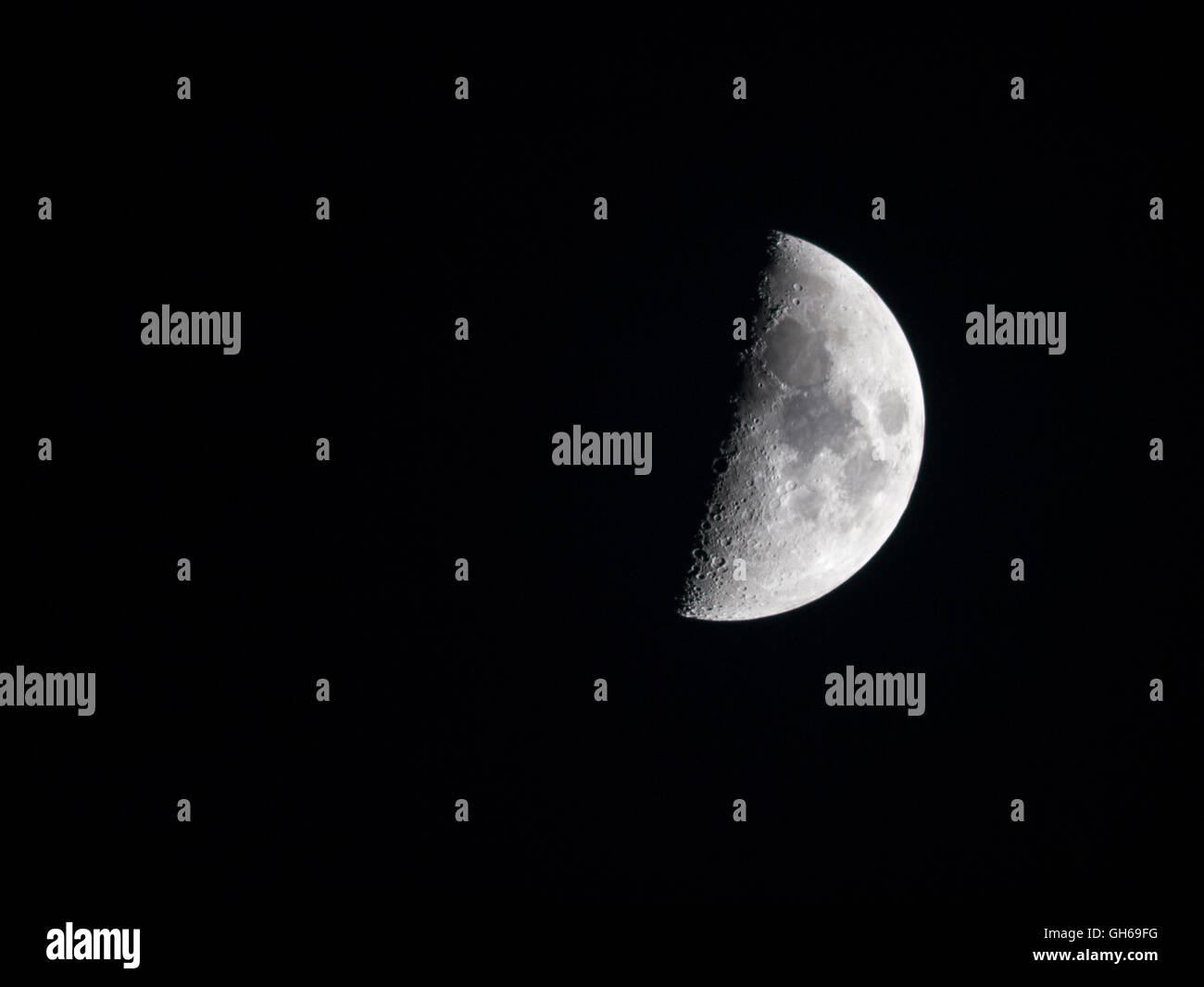 Ein erste Quartal Mond in einem schwarzen Nachthimmel betrachtet aus der nördlichen Hemisphäre. Bild gemacht, mit einem 4 Zoll astronomischen Teleskop. Stockfoto