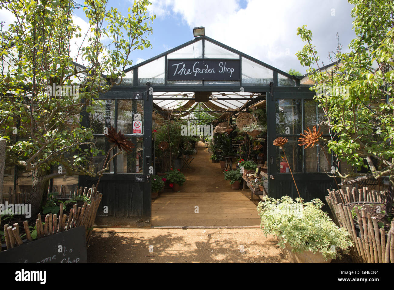 Petersham Nurseries, Richmond Upon Thames, Gewächshäuser, Verkauf von eleganten Garten und Wohnaccessoires, London Borough of Richmond, Outer London, England, UK Stockfoto