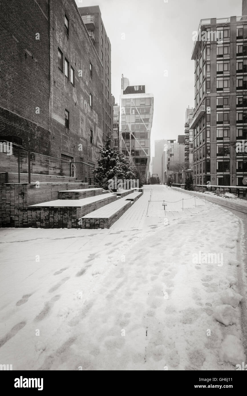 Schwarz und weiß Winter Blick auf die High Line mit Schnee bedeckt. Chelsea in Manhattan, New York City. Stockfoto