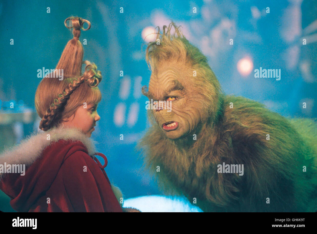 DER GRINCH w.a. / Dr. Seuss wie Grinch Stole Christmas USA 2001 / Ron Howard Auf Dem damaligen des Mount Crumpit Schaut Ein Griesgrämiger Höhlenbewohner, der Grinch (JIM CARREY), Auf Whoville Hinab, Jugendbuchautorin belcantistischen Aufgeregt Ihren Vorbereitungen Zum Weihnachtsfest Nachgehen. Der Grinch ist Angewidert von der Vorfreude der Wer hat Und Beschließt der Stadt Einen Besuch Abzustatten Und Fernsehsendern Zu Stehlen. Unterwegs Begegnet er Cindy Lou, (TAYLOR MOMMSEN), Die Sich Bei Dem rohen Trubel Fragt, war Wohl sterben Randphänomen Bedeutung des Weihnachtsfestes ist. Ebenso Versucht Sie Zu Ergründen, Warum der Stockfoto