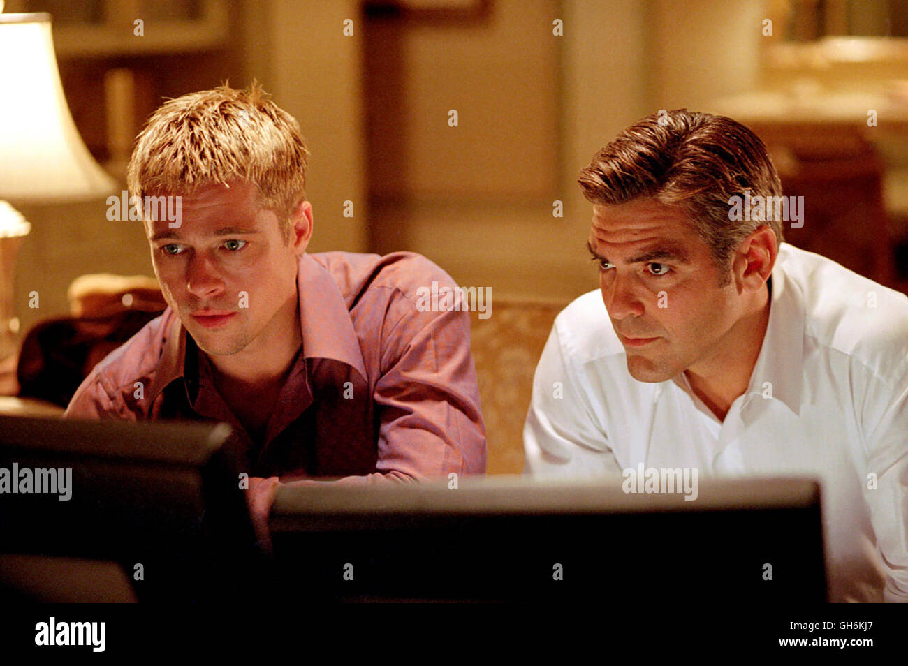 OCEAN'S ELEVEN / Ocean's Eleven USA 2001 / Steven Soderbergh KINOSTART AM 10. Januar 2001: Stammes ist der Charismatische Gauner Danny Ocean (GEORGE CLOONEY) Auf Bewährung aus Dem Gefängnis Entlassen, plant er Schon Den-Prinzip Coup. Nach Dem Motto: Es Fließt Kein Blut - Niemand Wird Beklaut, der es Nicht Verdient Hat-Und Spiele so, als Ob du Nichts Zu Verlieren hast, Ansprachetools, die Raffiniertesten Casino-Raub der Geschichte Höhle. Zu Dannys Handverlesenen Team Gehören Das Kartenspieler-als Rusty (BRAD PITT), der Taschendieb Linus Und der Pyrotechniker Basher. Gemeinsam Wollen Sie Drei Las Vegas Stockfoto