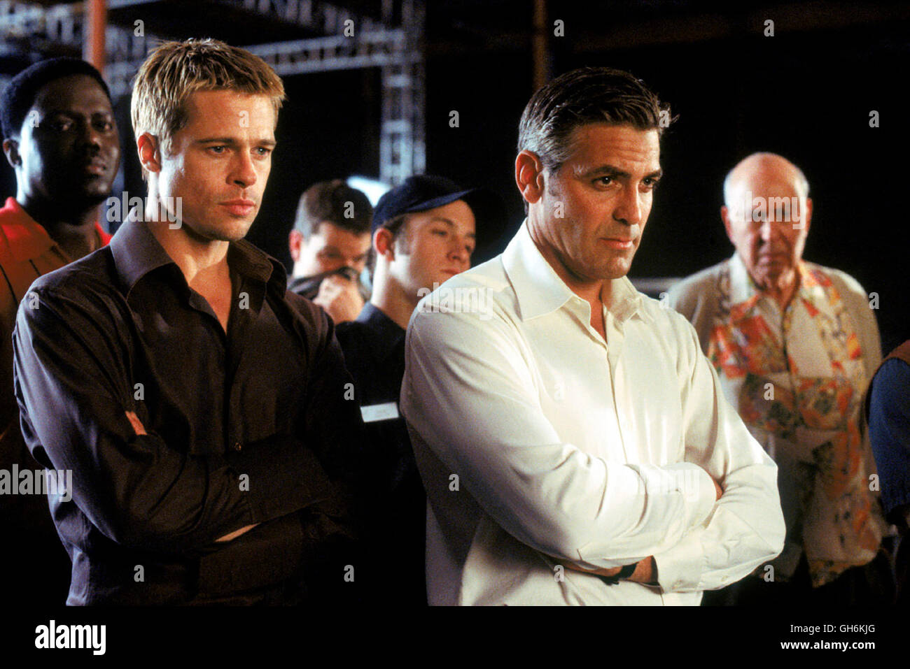 OCEAN'S ELEVEN / Ocean's Eleven USA 2001 / Steven Soderbergh Kaum ist der Charismatische Gauner Danny Ocean (GEORGE CLOONEY) Auf Bewährung aus Dem Gefängnis Entlassen, plant er Schon Den-Prinzip Coup. Nach Dem Motto: Es Fließt Kein Blut - Niemand Wird Beklaut, der es Nicht Verdient Hat-Und Spiele so, als Ob du Nichts Zu Verlieren hast, Ansprachetools, die Raffiniertesten Casino-Raub der Geschichte Höhle. Zu Dannys Handverlesenen Team Gehören Das Kartenspieler-als Rusty (BRAD PITT), der Taschendieb Linus Und der Pyrotechniker Basher. Gemeinsam Wollen Sie Drei Casinos in Las Vegas Anfang ausrauben Stockfoto