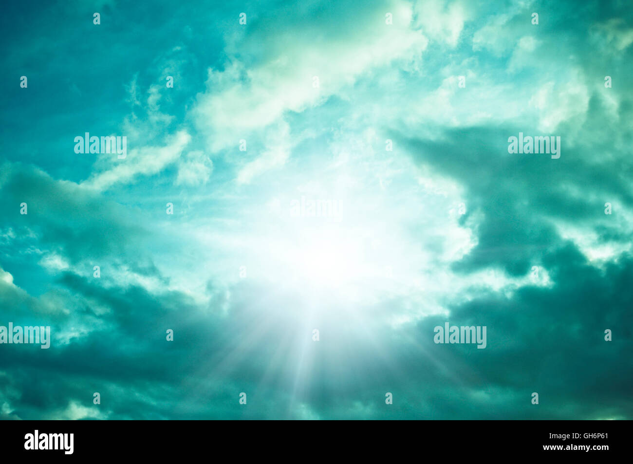 Göttlichen Himmel mit Strahlen der heiligen Licht Stockfoto